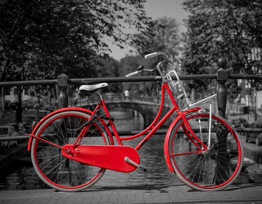 Rode fiets op brug