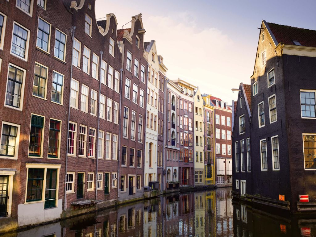 Amsterdamse huizen aan de gracht