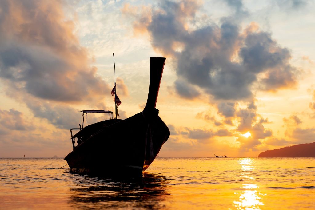 Langstaartboot bij zonsondergang